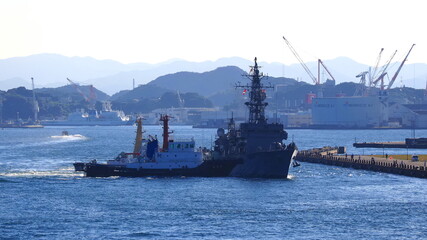 タグボートに押される護衛艦せんだい1