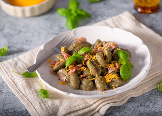 Spinach gnocchi with ham