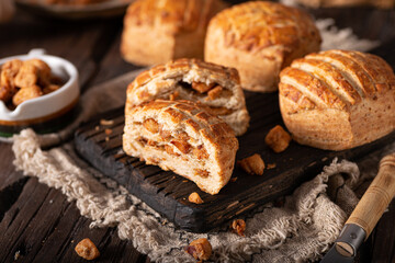 Pork greaves bun
