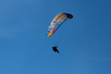 Paragleiter Gleitschirm Fallschirm blauer Himmel Madeira Praglider Sport Meer Himmel Fliegen Pilot...