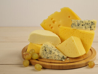 Cheese on a white background. Suluguni, Maasdam, parmesan, blue cheese Door blue