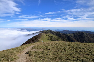 剣山　山頂から一の森を目指す　秋　（四国　徳島県）