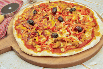 pizza au poulet et poivron sur une table	