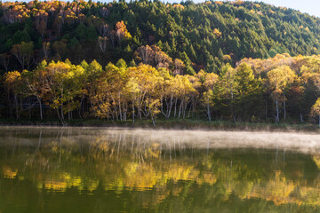 志賀高原木戸池に映る紅葉