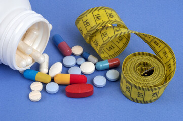 Concept de coupe-faim et de compléments alimentaires avec un mètre souple et des médicaments sur...