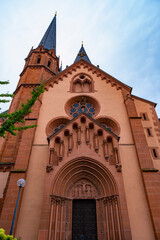 Fototapeta na wymiar Looking up at the facade of the marvelous Marienkirche in Gelnhausen / Germany 