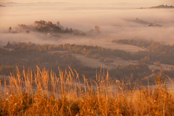 Krajobraz górski.  Świt jesienny.  Widok na doliny we mgle. Mglisty poranek w górach. Jesienny...
