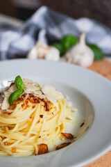 Spaghetti mit geröstetem Knoblauch, frischem Parmesan und Chiliflocken