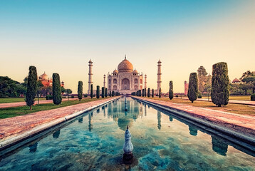 Fototapeta premium Taj Mahal mausoleum in Agra, Uttar Pradesh, India