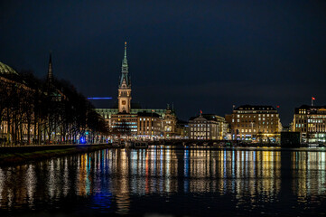 Obraz premium Hamburg city by night with colourful reflections in the Alster