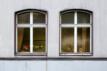 Zwei Fenster eines alten Hauses