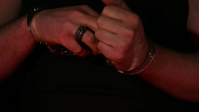 Criminal unlocks his cuffs in police lights
