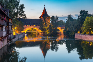 Obraz premium Schlayerturm and bridge over Pegnitz River and Old Town of Nuremberg, eastern Bavaria, Germany