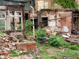 Ruinienartige Wände eines halb abgerissenen Fachwerkhauses in der Stadt