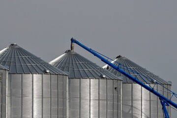 loading steel silos