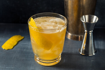 Boozy Refreshing Bourbon Gold Rush Cocktail - obrazy, fototapety, plakaty