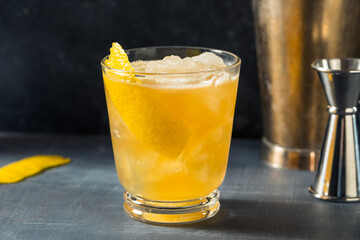 Boozy Refreshing Bourbon Gold Rush Cocktail - obrazy, fototapety, plakaty