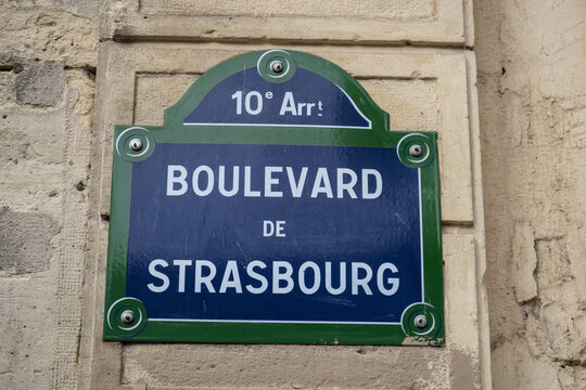 Boulevard de Strasbourg. Plaque de nom de rue. Paris.