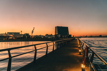 夕焼けに黄昏る港町