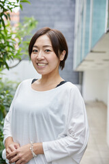 屋外で爽やかに笑う日本人女性