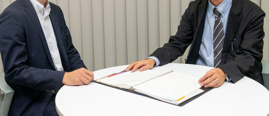 ミーティング（会議）風景　書類と手元のアップ	