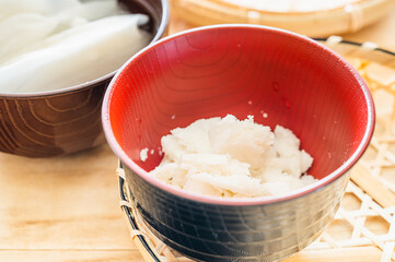 水で戻して砕いた氷餅