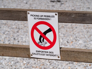 Panneau d'interdiction d'emporter des galets sur la plage d'Etretat