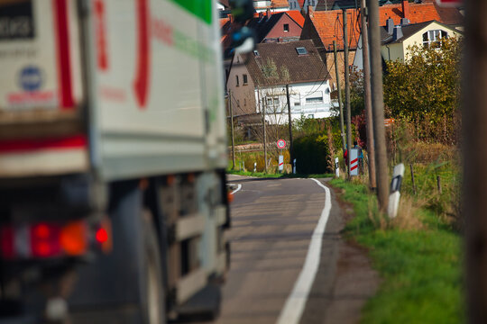 Stra&szlig;e von K&uuml;hlb&ouml;nches Hof nach Katzweiler im Herbst kurz vor dem Bahn&uuml;bergang.