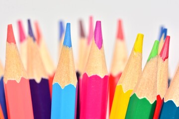 Detalle de las puntas de algunos lápices de colores