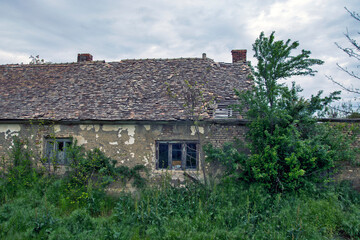Fototapeta na wymiar Old abandoned house