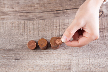 woman lined up a graph with coins
