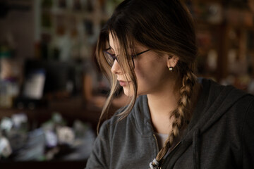 Clienta selecciona en local productos comestibles naturales