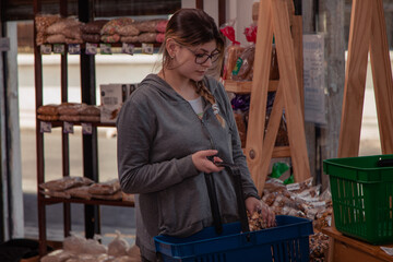 Clienta selecciona en local productos comestibles 