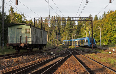 Pociąg i stary wagon na bocznicy © Andrzej