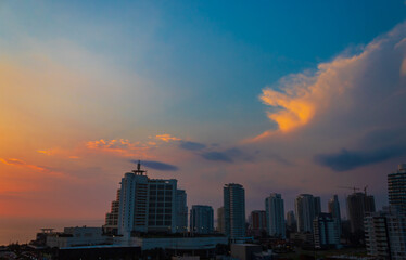 pôr-do-sol da cidade de Punta del Este, Uruguai