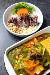 The thickness is a corn and meat stew typical of Peruvian cuisine, accompanied by mackerel ceviche.
