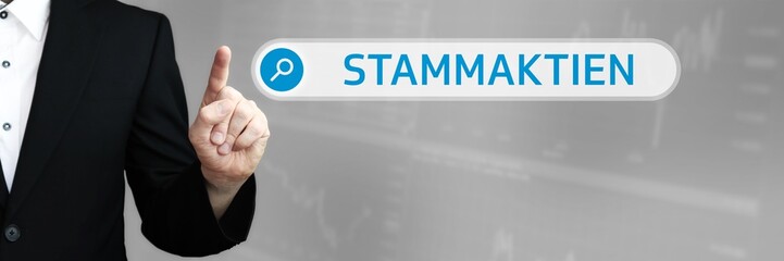 Stammaktien. Mann zeigt mit Finger auf Suchfeld im Internet-Browser. Wort/Text (blau) in der Suche.