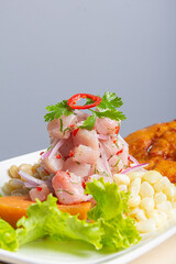 A spicy eviction accompanied by corn cakes and spicy juice.
