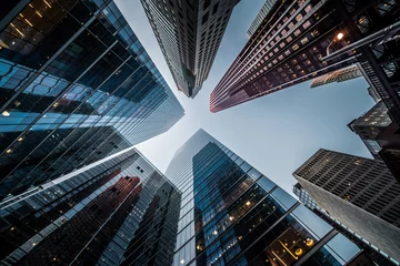 Deurstickers Kijken naar hoogbouw kantoorgebouw architectuur tegen blauwe lucht in het financiële district van Toronto in Ontario, Canada, business en finance concept. © R.M. Nunes