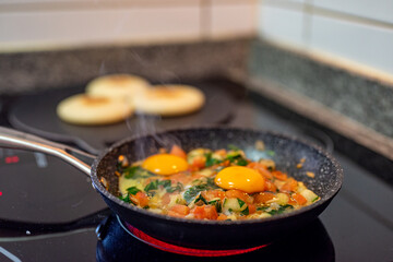 Cooking vegetables with eggs and arepas