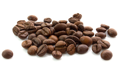 Naklejka premium Roasted coffee beans isolated for cutout on white background