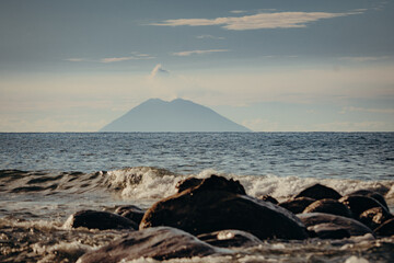 Blick in die Ferne: Der Vulkan Stromboli vom Strand von Tropea aus beobachtet