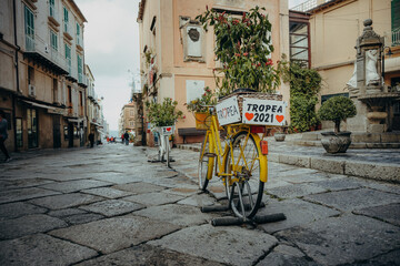 "I love Tropea 2021" - Gelbes nostalgisches Fahrrad in der Altstadt von Tropea, Kalabrien, Italien
