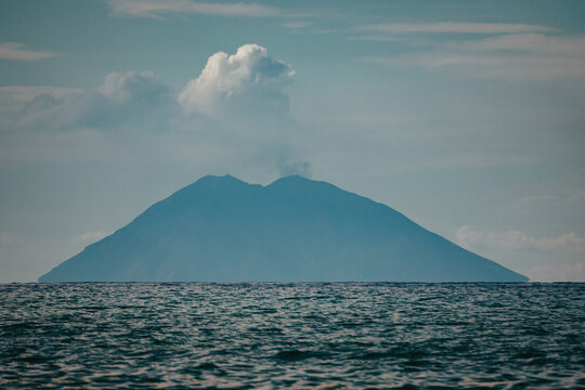 Blick in die Ferne: Der Vulkan Stromboli vom Strand von Tropea aus beobachtet