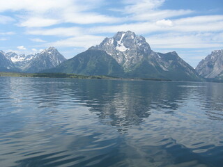 Naklejka premium snowy mountain lake clouds sky