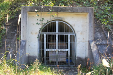 門扉があるトンネル状の横穴