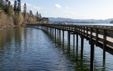 Naklejka premium Boardwalk along the sea coast on a sunny day