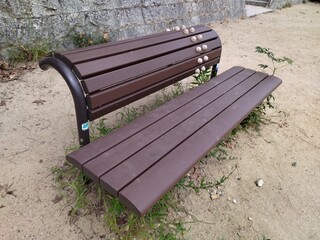 日本の公園の健康器具　背伸ばしベンチ