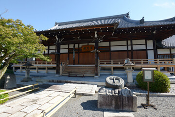 寂光寺　仏足石と本堂　京都市左京区