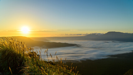 さわやか絶景大自然「朝陽・雲海」阿蘇五岳パノラマ撮影
Refreshing superb view nature "Choyo / Unkai" Aso Godake panoramic shooting
美しい朝焼け山並と雲海風景
Sunrise mountain range and sea of clouds scenery
日本2021年撮影
Taken in 2021 in Japan